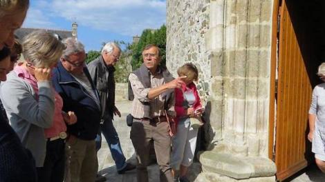 photo visite groupe église de Morieux