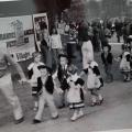 Défilé des enfants à la fête du cidre en 1973